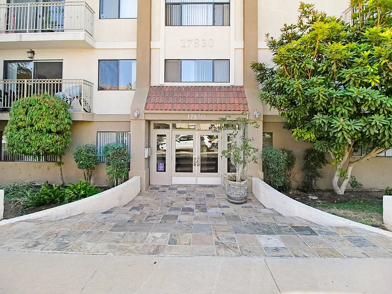 Merridy Court — Photo 1