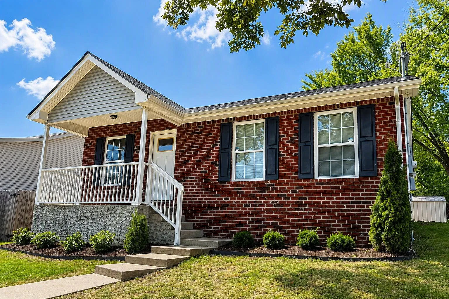 3 bed, 2.0 bath, 1330 sqft, $2,395 — Photo 2