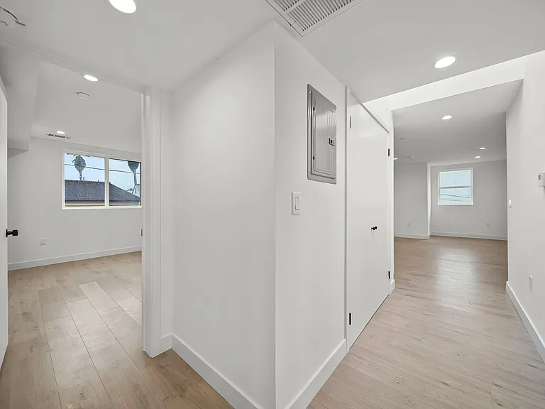 171 S Hoover St — Photo 37