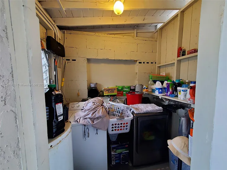 811 S Broadway — Photo 20