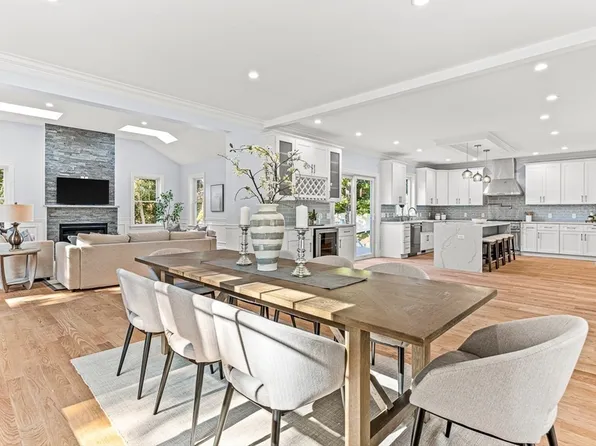 14 Cedarwood Ln, Burlington, MA 01803