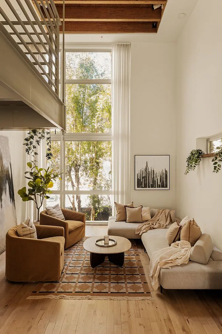 Modern Architectural Loft in the Hollywood Hills — Photo 1
