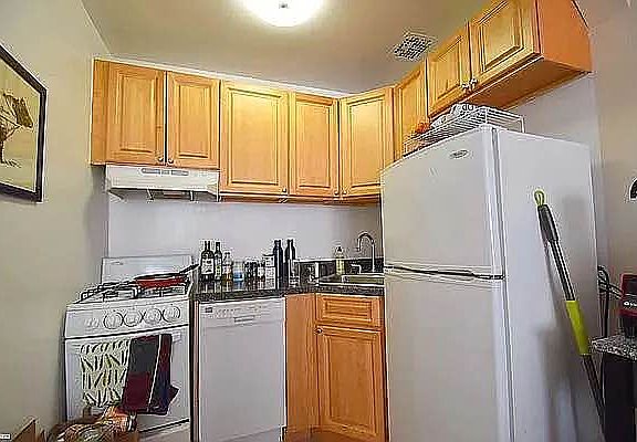 3rd image of 320 E 14th St APT 3