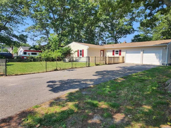 18 Maplewood Drive, Shirley, NY 11967