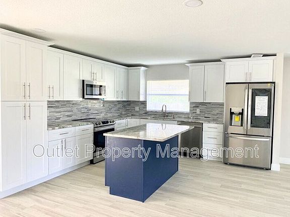 3rd image of 585 Queens Mirror Cir