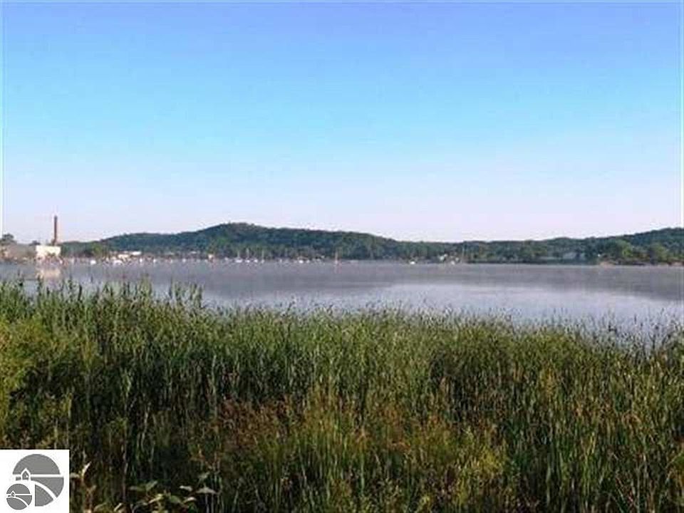 1st image of 8 Lake St