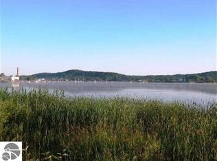 8 Lake St, Frankfort, MI 49635