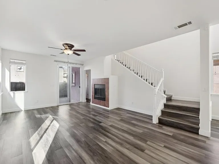 1888 Leaning Oak Dr — Photo 2