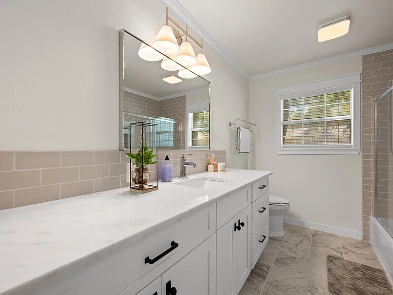 303 Lakeway Dr — Photo 24