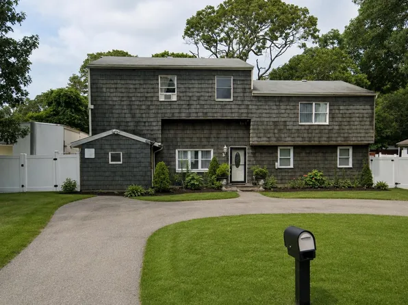 3 Lee Place, Mastic, NY 11950