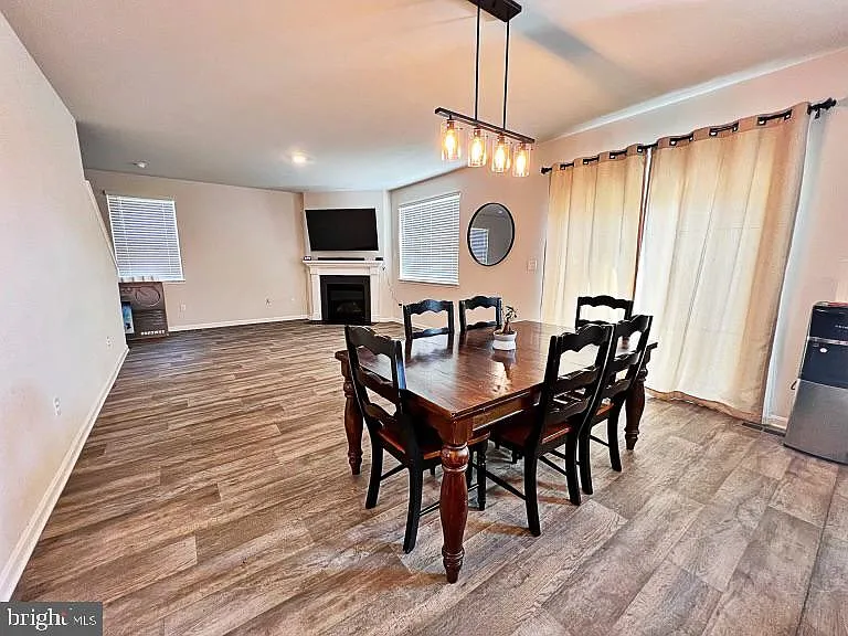 4 bed, 2.5 bath, 2411 sqft, $2,800 — Photo 4