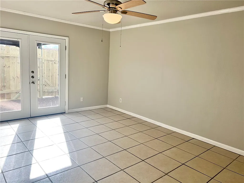 2 bed, 1.0 bath, 844 sqft, $1,300 — Photo 3