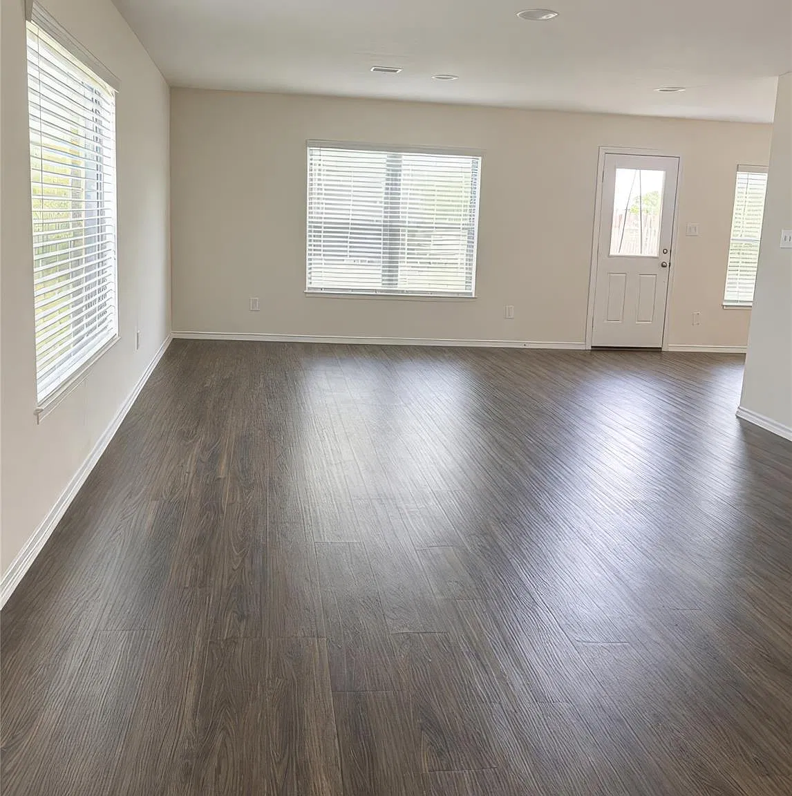 4 bed, 2.5 bath, 2258 sqft, $2,100 — Photo 4