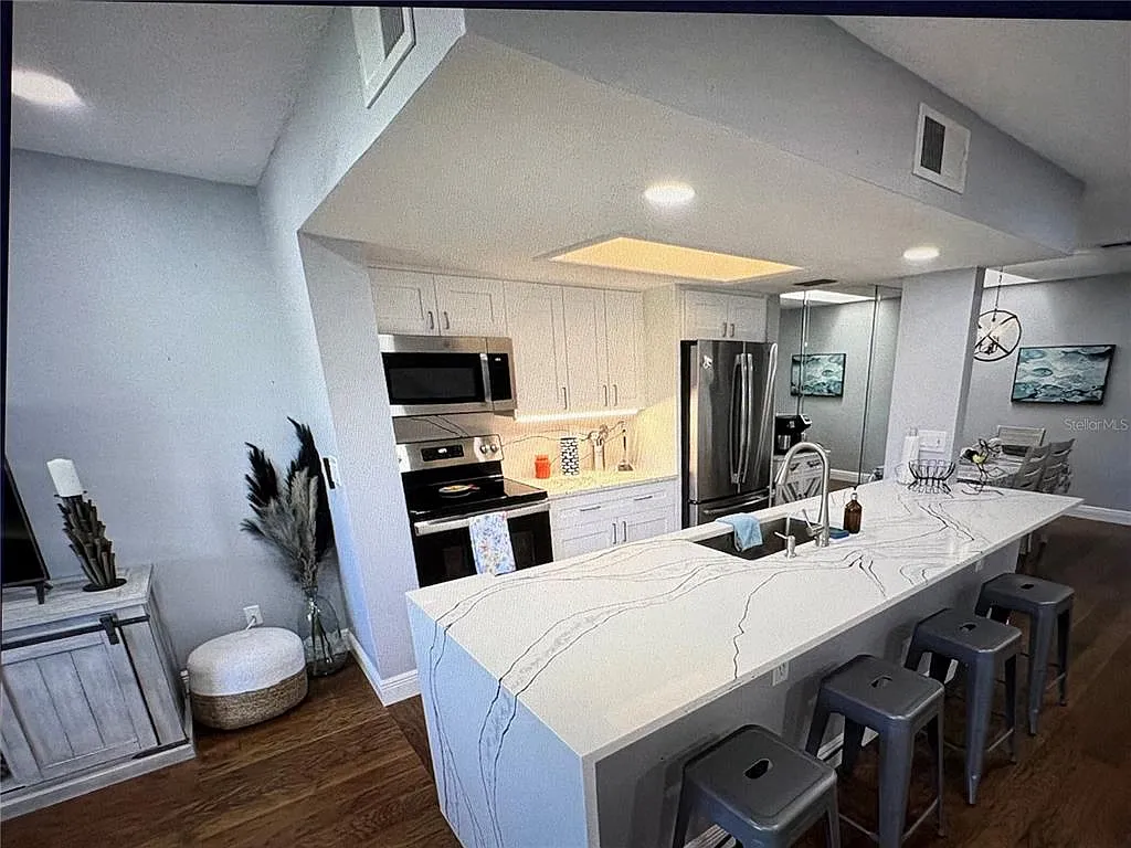 3 bed, 2.0 bath, 1566 sqft, $4,300 — Photo 4