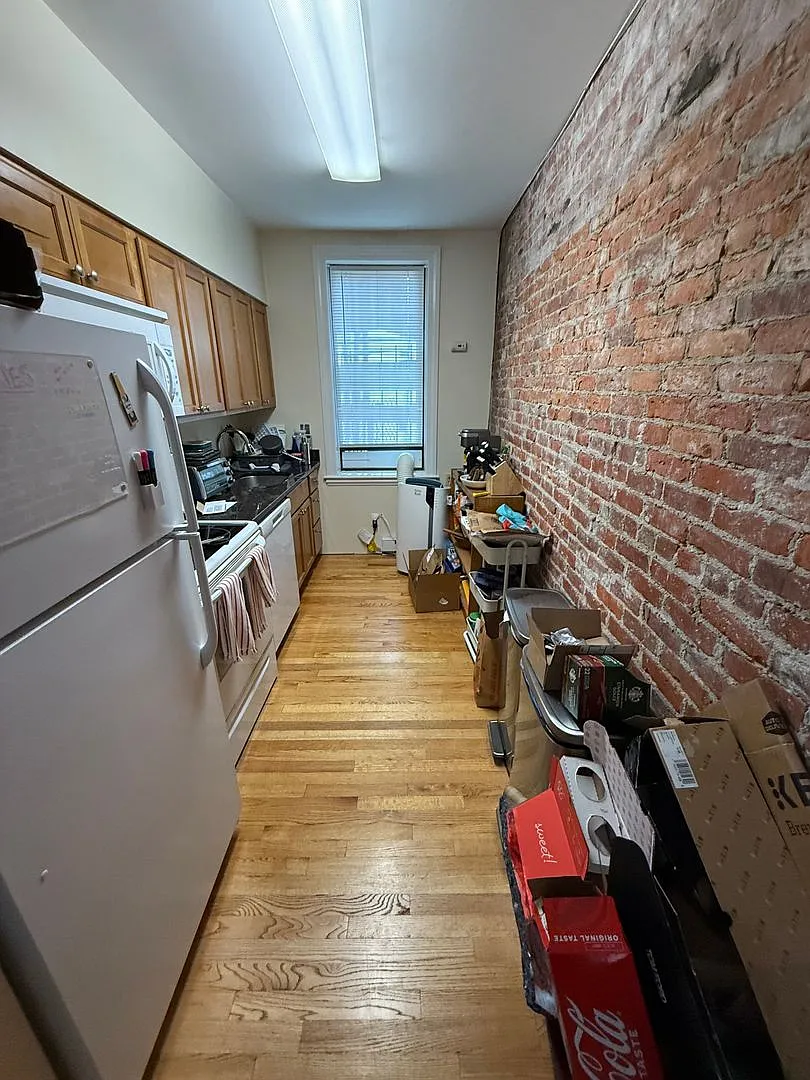 No Brokers Fee, Laundry on a Site Good Size Bedroom and Livingroom — Photo 3
