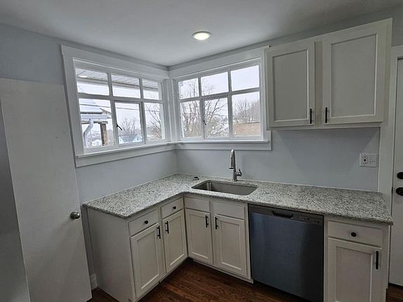 3rd image of 3115 Quay St