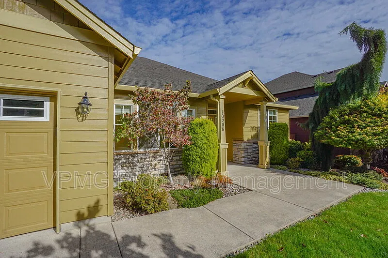 3 bed, 2.0 bath, 2332 sqft, $3,295 — Photo 4