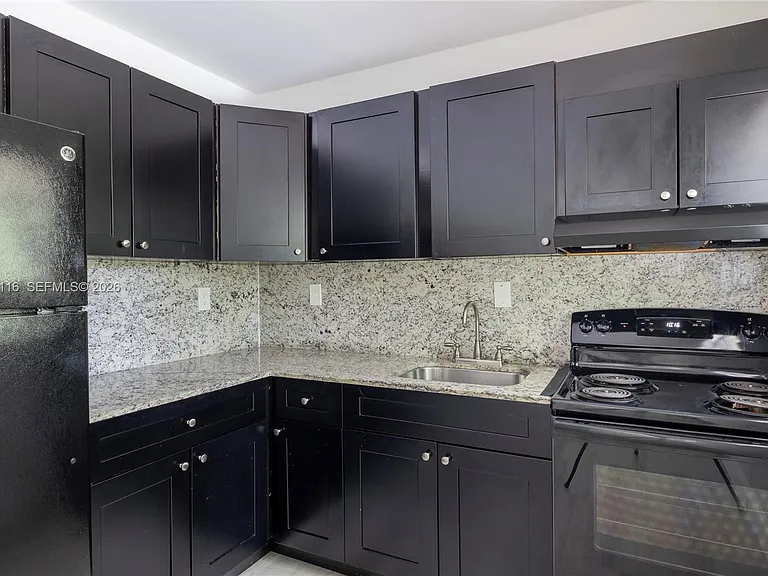 1091 SW 4th St #2 — Photo 20