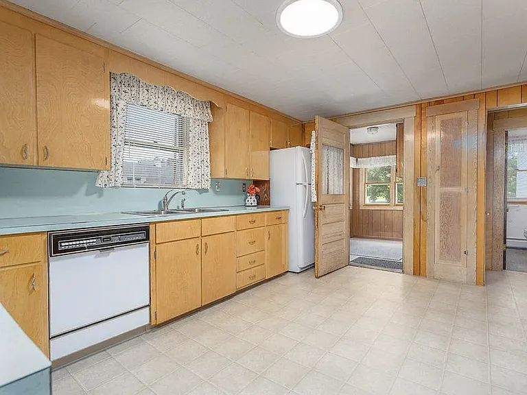 54 Maple St — Photo 5