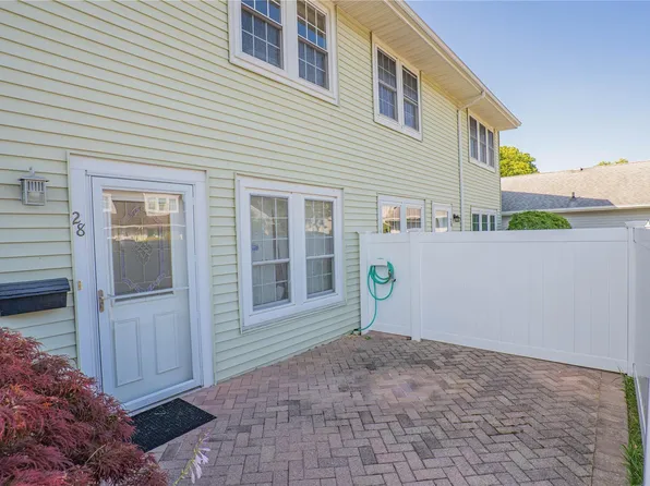 28 Whalers Cove #28, Babylon, NY 11702