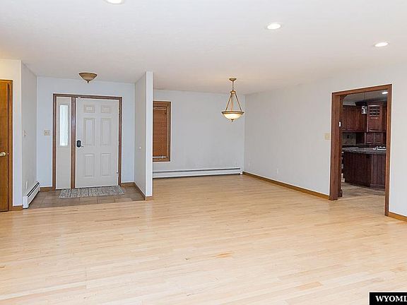 5th image of 321 Jade St
