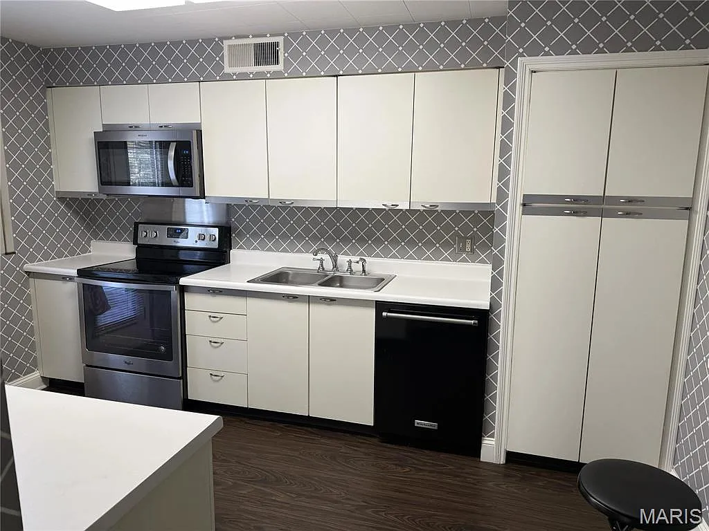 3 bed, 2.0 bath, 1318 sqft, $2,250 — Photo 3