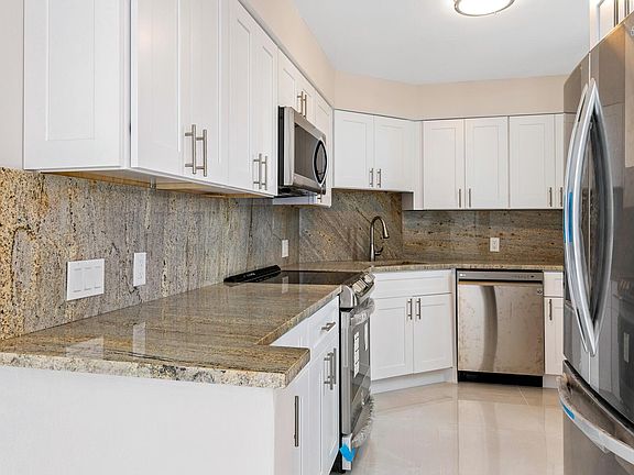 3rd image of 130 Lakeshore Dr APT 323