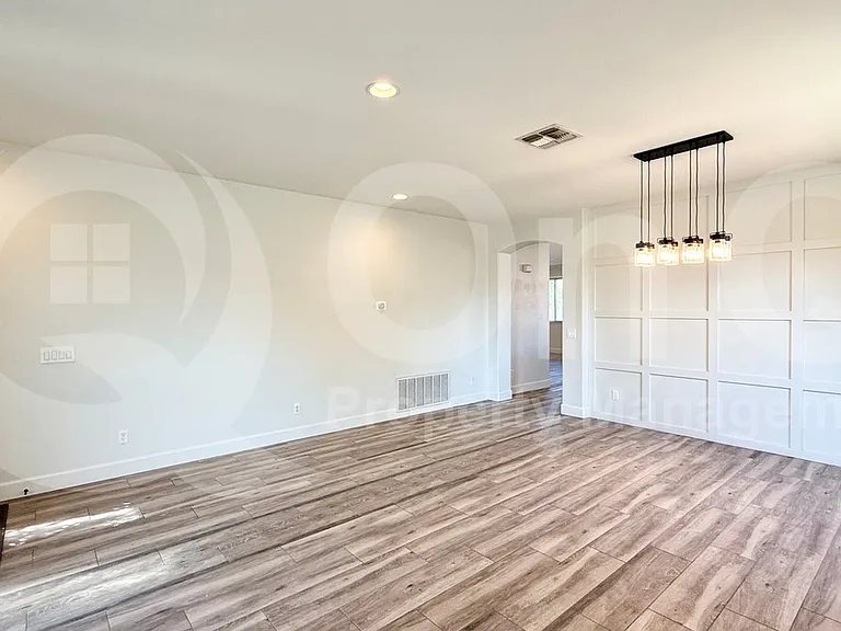 572 N Bell Dr — Photo 6