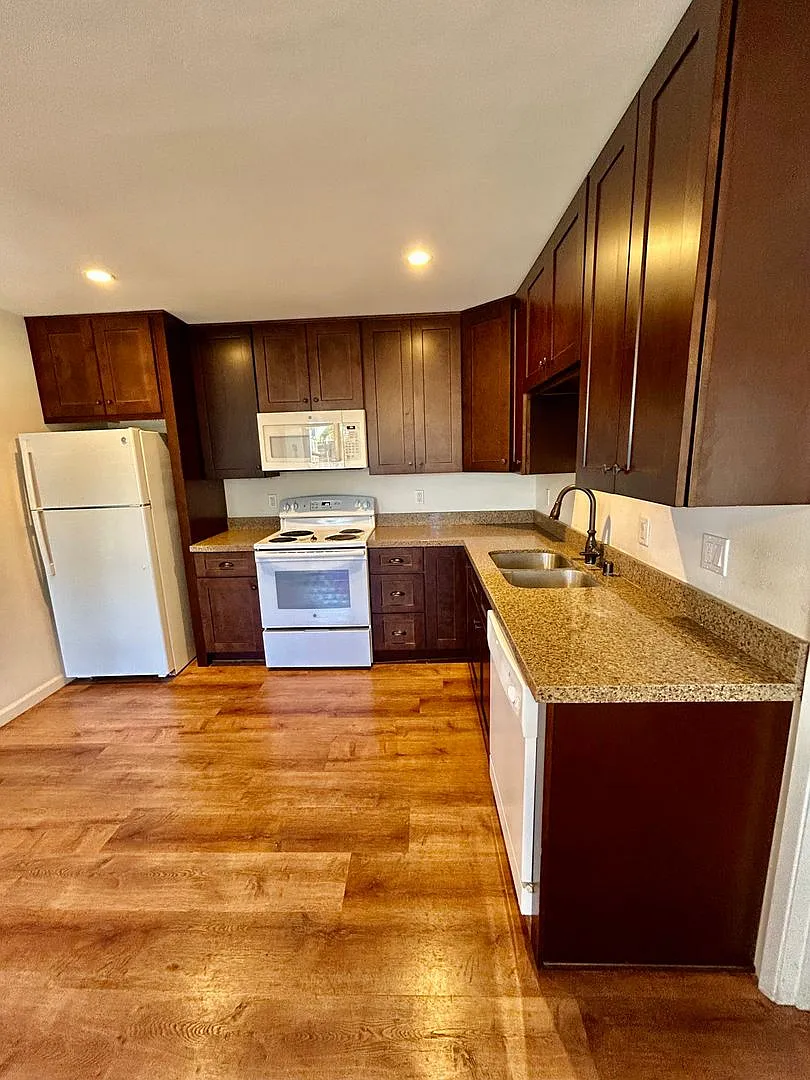 4960 Clairemont Mesa Blvd — Photo 1