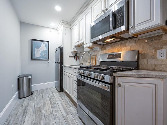 3rd image of 600 Shirley St