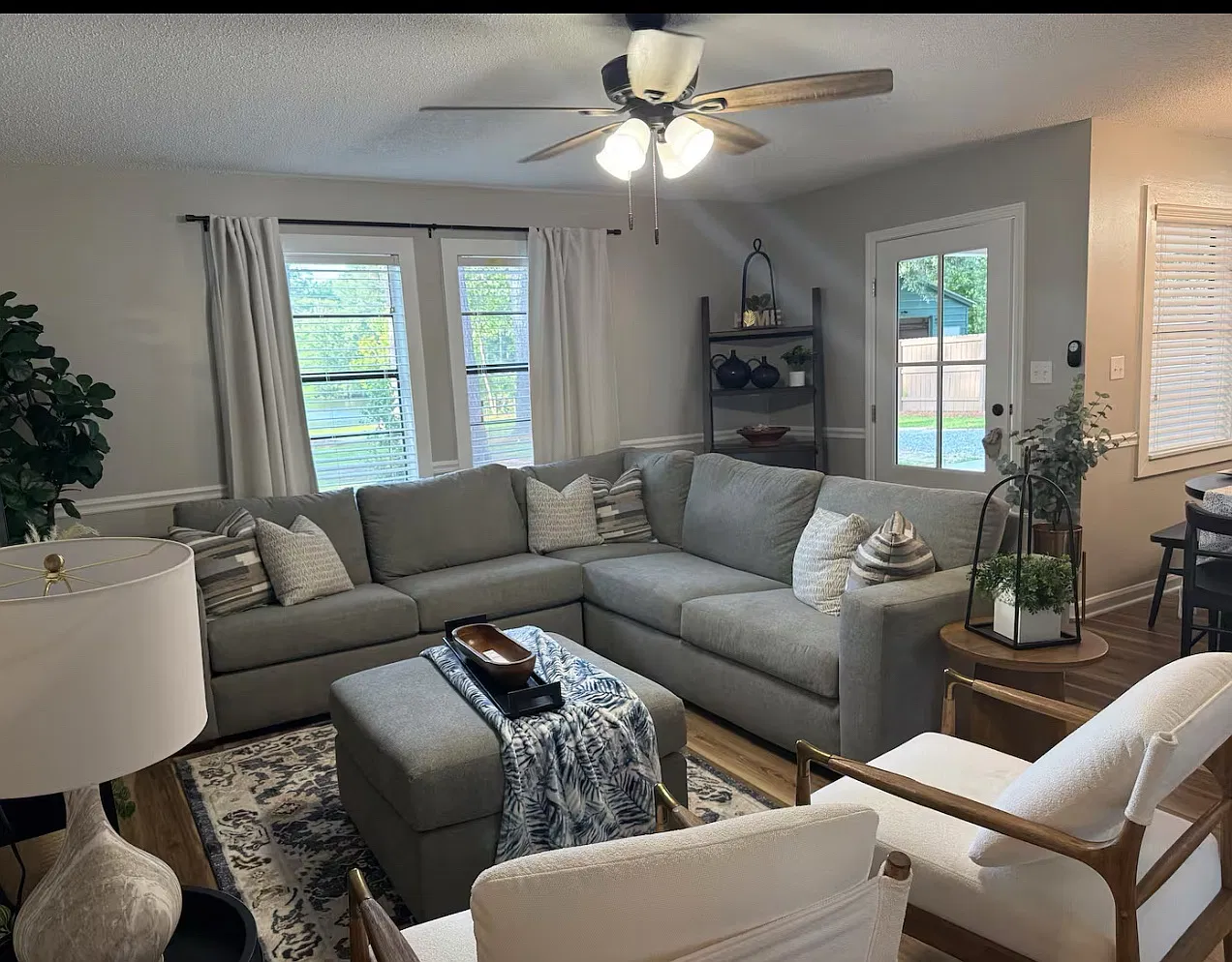 3 bed, 1100 sqft, $2,300 — Photo 2