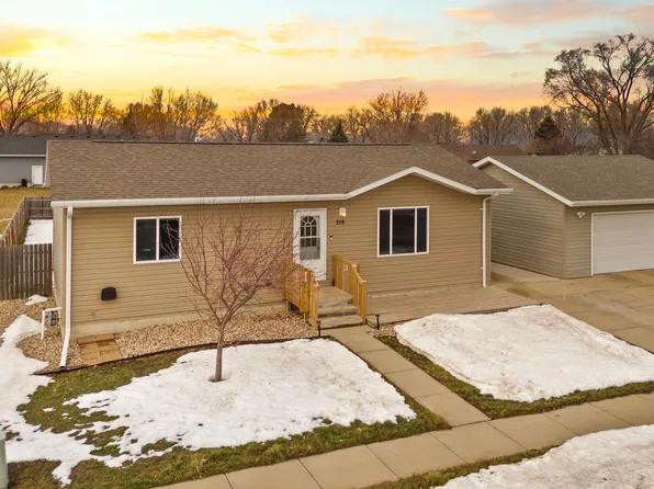 219 N Cedar St, Lennox, SD 57039