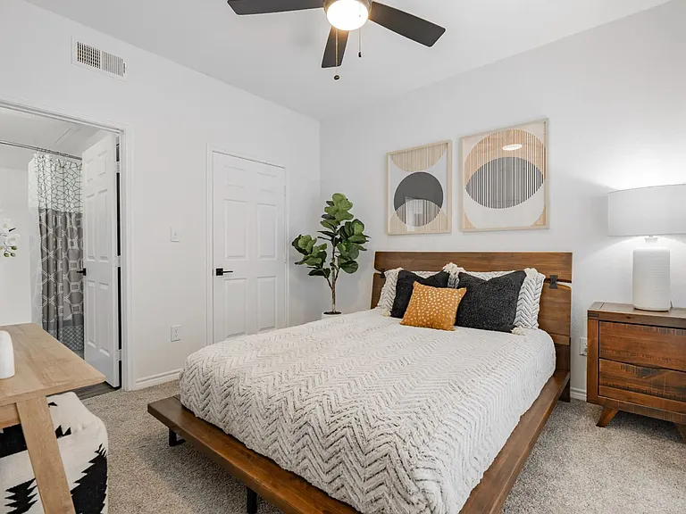 9th Street Apartments — Photo 14