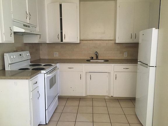 4th image of 19444 Greenwood Dr APT 3