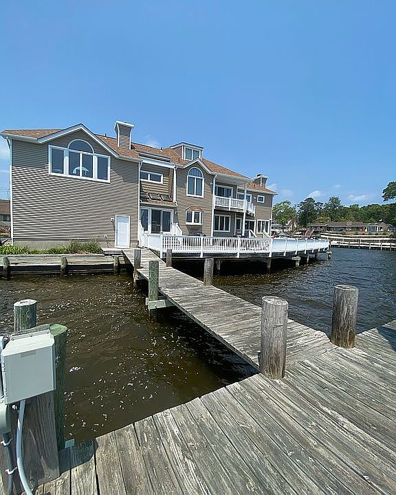 Walls of waterfront views