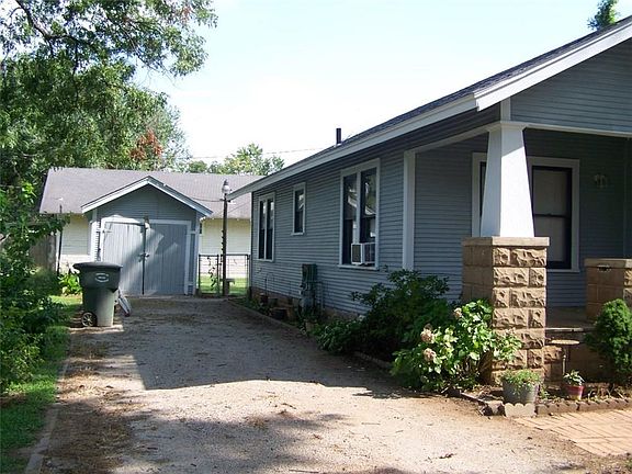 4th image of 504 E Charles Ave