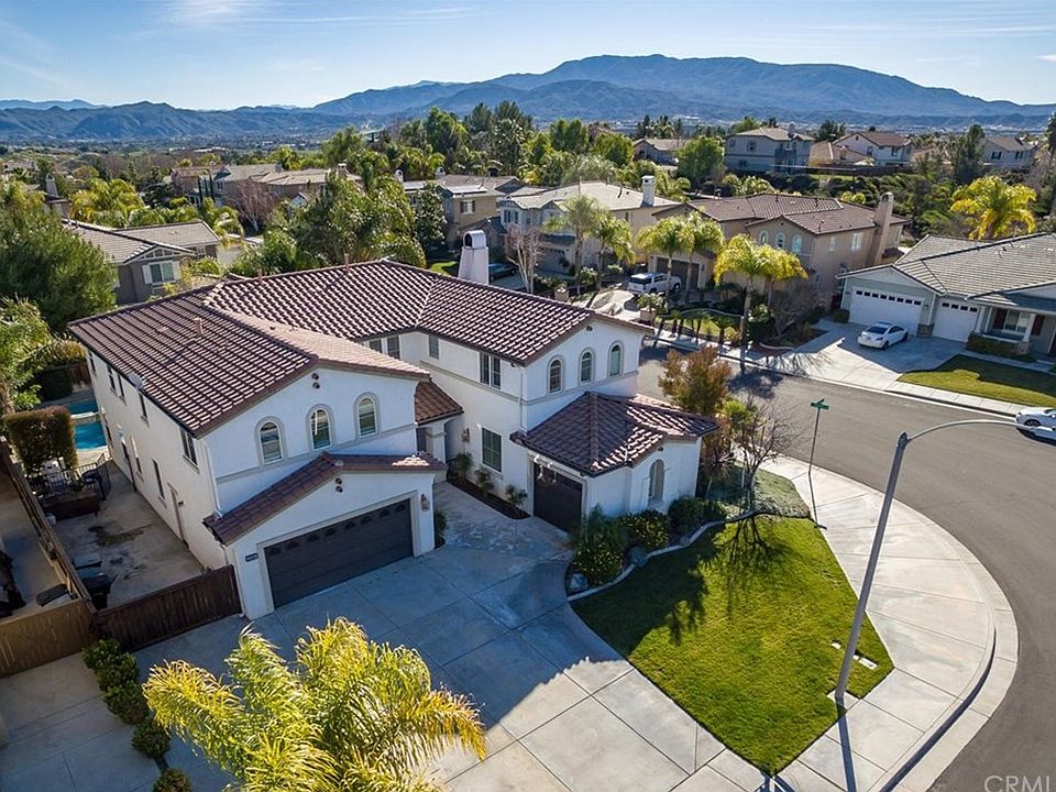 2nd image of 32390 Castle Ct