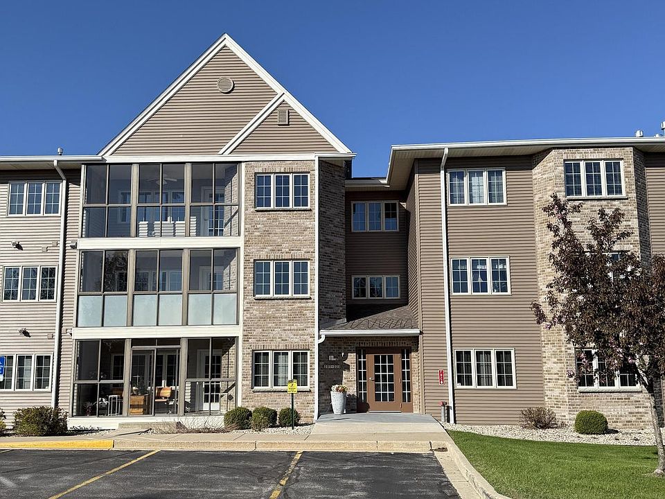 1st image of 215 Oconomowoc PARKWAY
