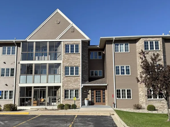 215 Oconomowoc PARKWAY, Oconomowoc, WI 53066