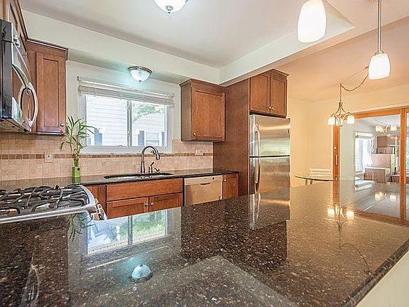 4th image of 905 Fountain St