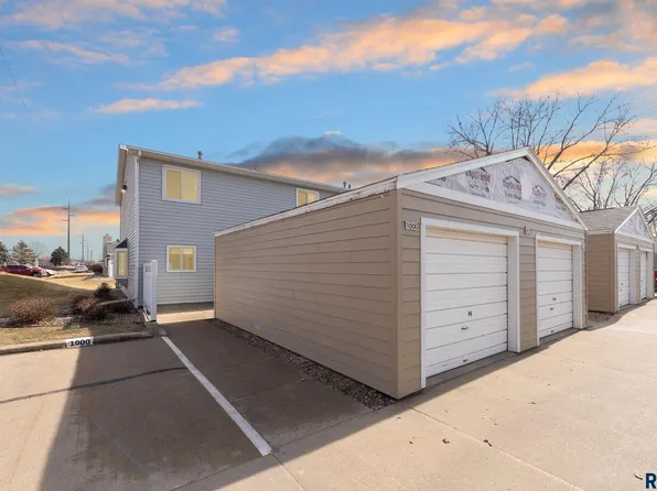 1000 S Bridgeport Pl, Sioux Falls, SD 57106