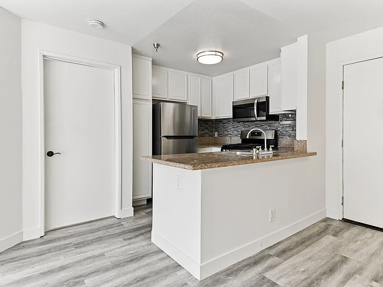 Kenmore Towers — Photo 44