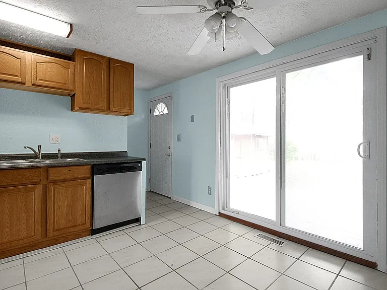 2138 Sprucefield Dr — Photo 11