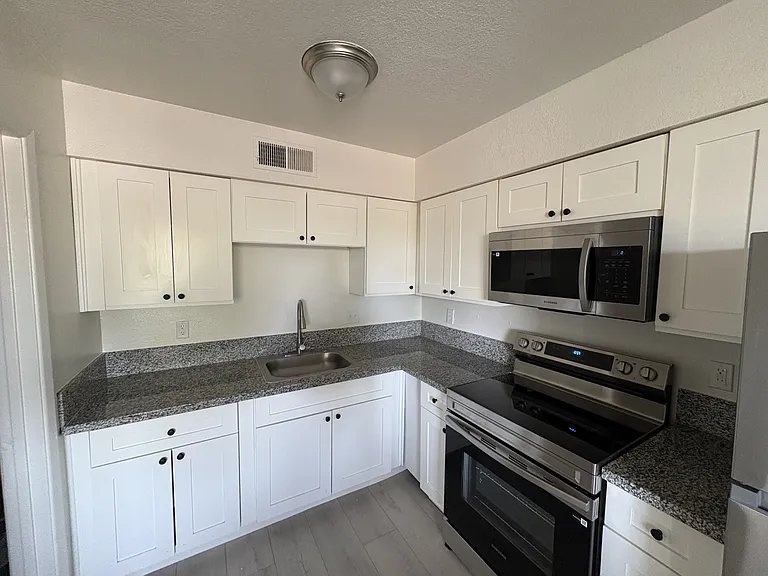 1207 E Jarvis Ave #4 — Photo 3