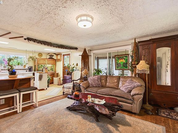 4th image of 943 NE 7th St