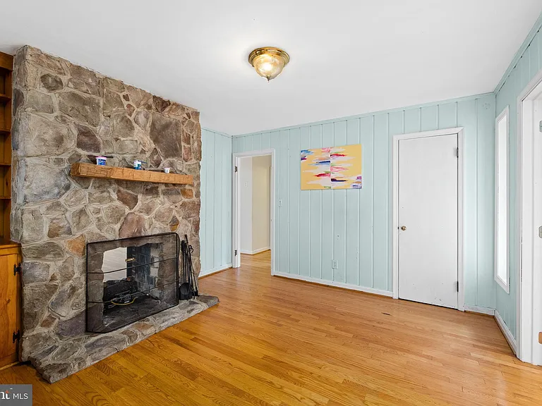 1312 Stafford Ave — Photo 4