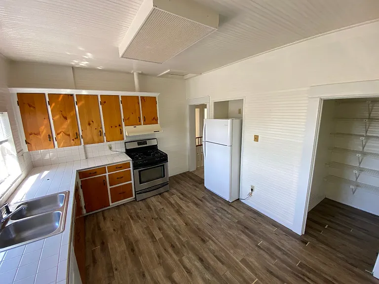 902 S Grove St — Photo 12