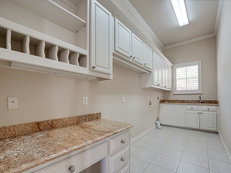 5004 Castle Creek Ct — Photo 36