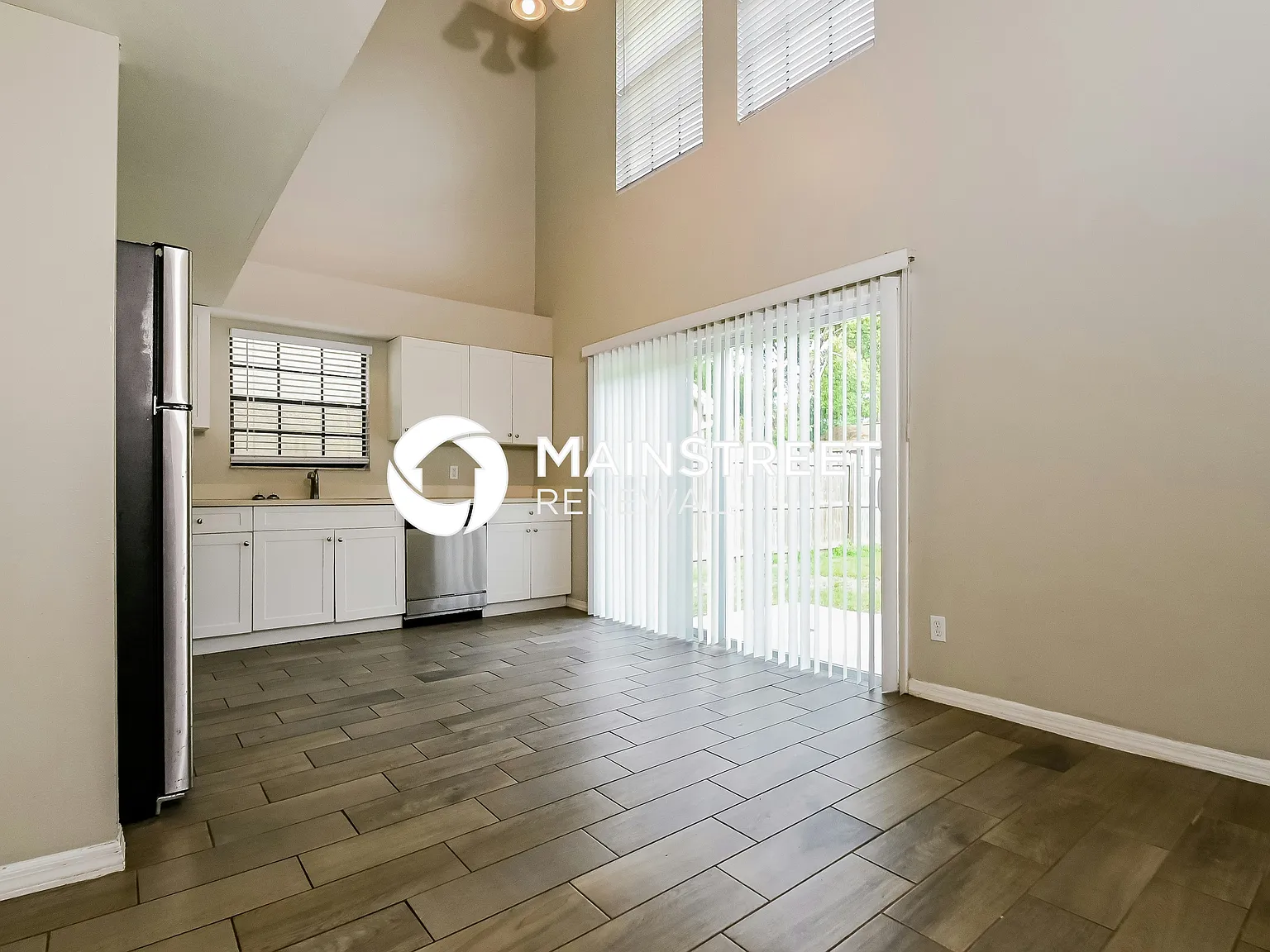 604 Breezeway Ct — Photo 3