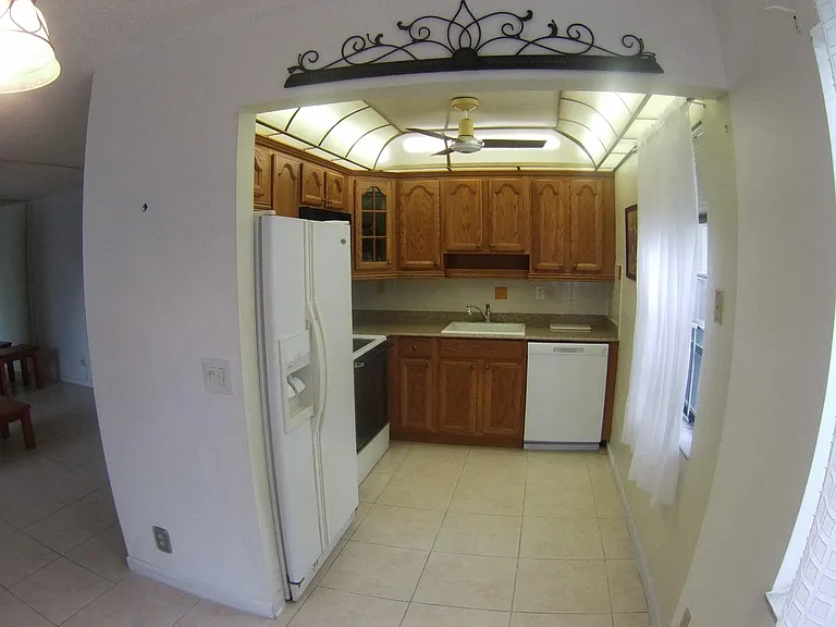556 Capri Park #L — Photo 9